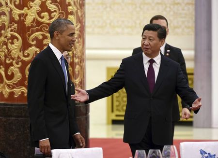 © Reuters. Presidente chinês, Xi Jinping, e o presidente dos EUA, Barack Obama, no Grande Salão do Povo, em Pequim