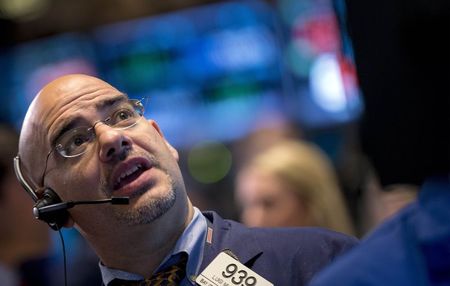 © Reuters. Traders work on the floor of the New York Stock Exchange