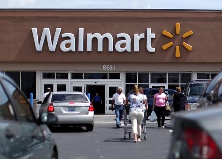 © Reuters. Customers are seen at a Wal-Mart market in Miami, Florida