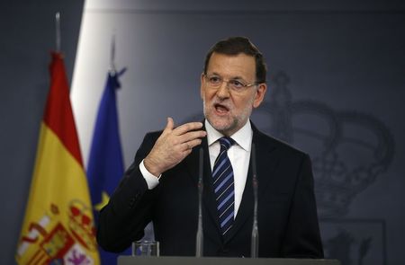 © Reuters. Spanish Prime Minister Mariano Rajoy answers a question during a news conference at Moncloa palace in Madrid