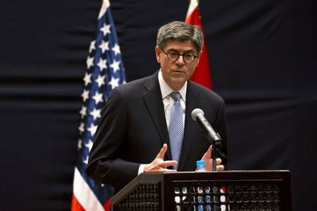 © Reuters. U.S. Treasury Secretary Lew addresses reporters during a joint news conference with Egypt's Finance Minister Dimian in Cairo