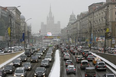 © Reuters. RALENTISSEMENT DE LA CHUTE DU MARCHÉ AUTOMOBILE EN RUSSIE