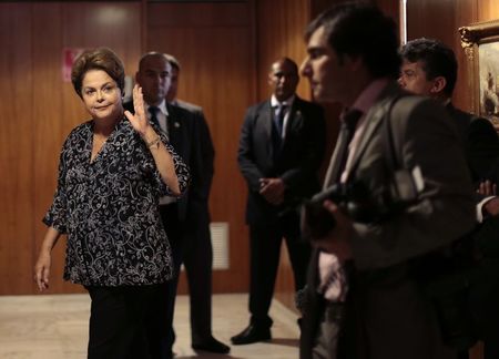 © Reuters. Presidente Dilma Rousseff acena antes de encontro com o presidente do Uruguai no Palácio do Planalto