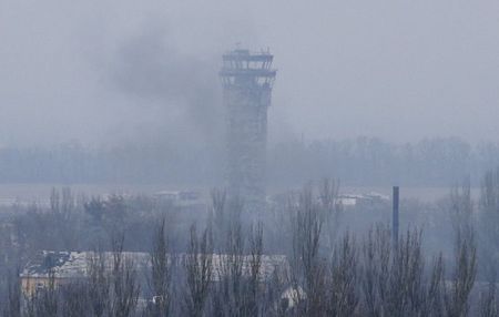 © Reuters. Smoke rises near the traffic control tower of the Sergey Prokofiev International Airport damaged by shelling during fighting between pro-Russian separatists and Ukrainian government forces, in Donetsk