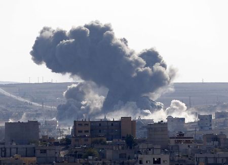 © Reuters. الجيش: أمريكا وحلفاؤها ينفذون 23 ضربة جوية في سوريا والعراق