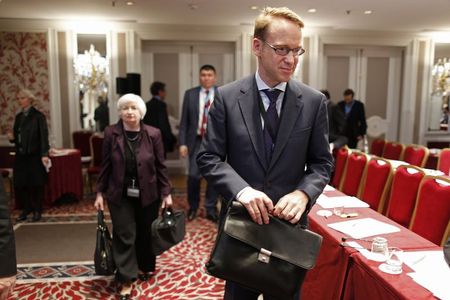 © Reuters. Germany's Bundesbank President Jens Weidmann and U.S. Federal Reserve Chair Janet Yellen arrive to attend a conference of central bankers hosted by the Bank of France in Paris