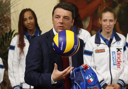 © Reuters. Italy's Prime Minister Matteo Renzi plays with a volleyball during a meeting with Italy's female national volleyball team at Chigi Palace in Rome