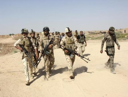 © Reuters. القوات العراقية تتقدم نحو مصفاة النفط في بيجي لفك حصارها