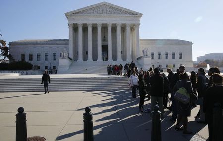 © Reuters. People wait in line to enter the U.S. Supreme Court in Washington