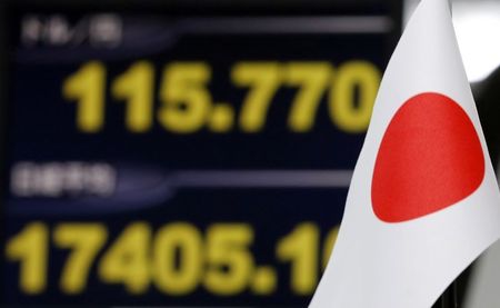 © Reuters. Japanese national flag is seen in front of a monitor displaying the Japanese yen's exchange rate against the U.S. dollar and Japan's Nikkei stock average at a foreign exchange trading company in Tokyo