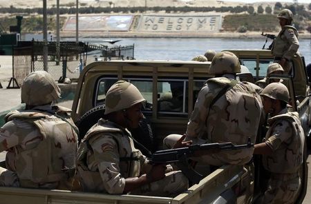 © Reuters. الجيش المصري يعلن فقد 8 جنود وإصابة 5 في هجوم "إرهابي" على زورق للبحرية
