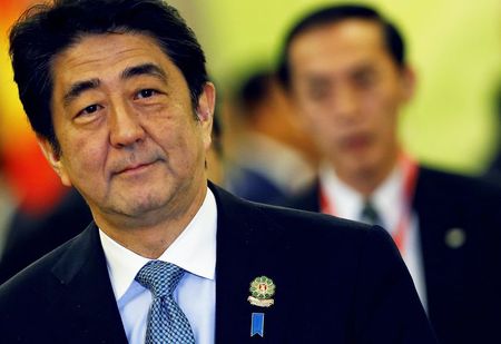 © Reuters. La mayoría de empresas japonesas quiere que Abe postergue alza de impuestos