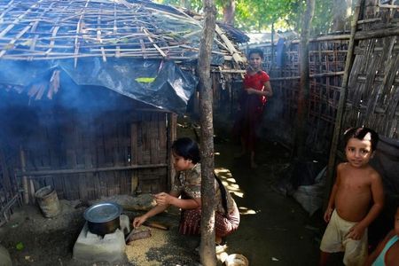 © Reuters. A Rohingya Muslim woman cooks a meal in Zedipyin village at Maungdaw