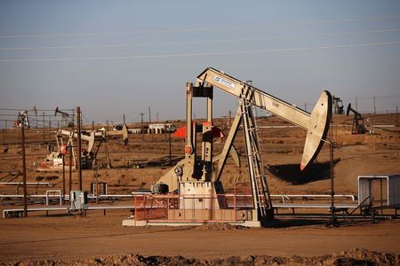 © Reuters. Месторождение нефти близ Бейкерсфилда, Калифорния