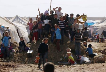 © Reuters. Syrian refugee children gesture as they pose in the Bab Al-Salam refugee camp in Azaz