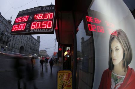 © Reuters. Экран с курсами обмена валют в Москве 