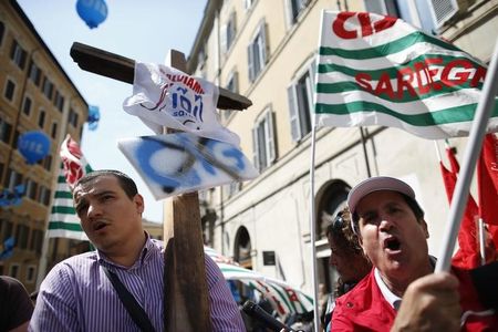 © Reuters. Uno sciopero indetto dai sindacati