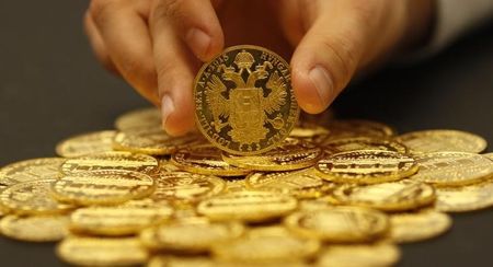 © Reuters. Золотые монеты в австрийском аукционном доме Dorotheum в Вене