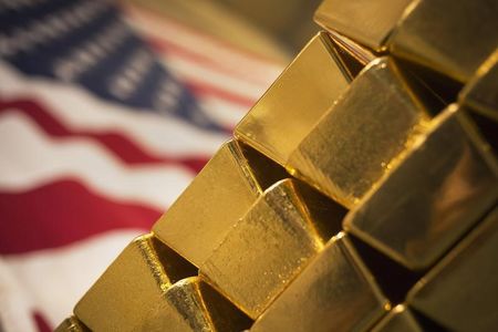 © Reuters. الذهب يرتفع فوق 1160 دولارا مع تراجع الدولار