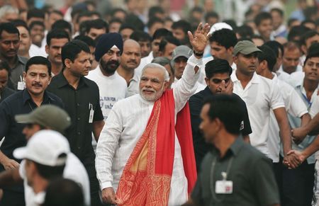 © Reuters. Indian PM Modi waves as he takes part in a run for unity after flagging it off to mark the birth anniversary of Indian freedom fighter and a lawmaker Sardar Vallabhbhai Patel, in New Delhi