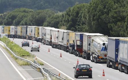 © Reuters. Desconvocada la huelga del transporte por carretera por el céntimo sanitario