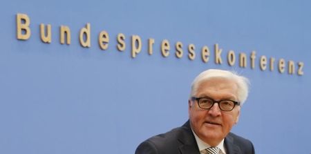 © Reuters. German Foreign Minister Frank-Walter Steinmeier arrives for a news conference in Berlin