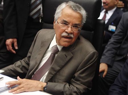 © Reuters. File photo of Saudi Arabia's Oil Minister al-Naimi talking to journalists before a meeting of OPEC oil ministers in Vienna