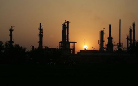 © Reuters. Mstrd oil refinery in Cairo