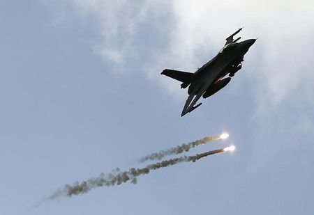 © Reuters. مقاتلتان هولنديتان تعترضان طائرة روسية فوق دول البلطيق