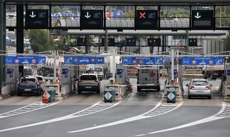 © Reuters. VERS UN NOUVEAU CALCUL DES TARIFS D'AUTOROUTES