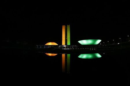 © Reuters. Prédio do Congresso Nacional em Brasília é iluminado com as cores da bandeira do Brasil