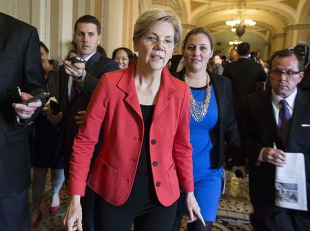 © Reuters. U.S. Senator Warren walks after leadership elections for the Congress in Washington