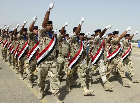 © Reuters. ديمبسي يدرس ارسال مستشارين امريكيين لمرافقة قوات برية عراقية