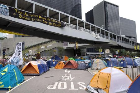 © Reuters. Tents are seen in an occupied area, outside the government headquarters in Hong Kong