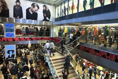 © Reuters. Customers shop inside the Paris flagship Uniqlo Japanese fashion store