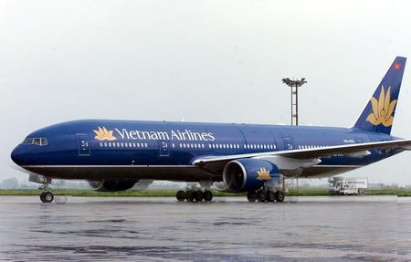 © Reuters. Самолет Boeing 777-200ER компании Vietnam Airlines в аэропорту Ханоя