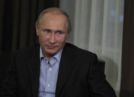 © Reuters. بوتين يوبخ أمريكا على العقوبات قبل اجتماع مجموعة العشرين