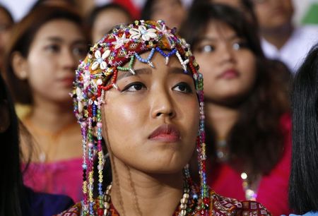 © Reuters. A student listens to U.S. President Barack Obama speak at Yangon University in Yangon