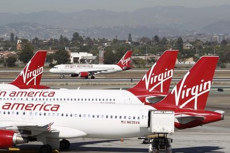 © Reuters. Самолеты компании Virgin America в аэропорту Лос-Анджелеса