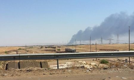 © Reuters. Smoke rises from a oil refinery in Baiji, north of Baghdad