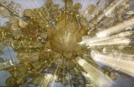 © Reuters. Сувениры из золота в ювелирном магазине в Аммане