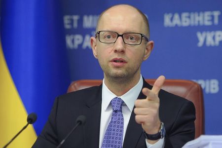 © Reuters. Ukrainian Prime Minister Arseny Yatseniuk speaks during a news conference at the government in Kiev