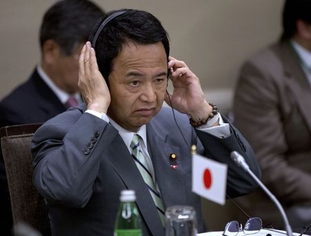 © Reuters. Japan's representative Akira Amari adjusts his translator's headphones during the Trans-Pacific Partnership meeting of trade representatives in Sydney