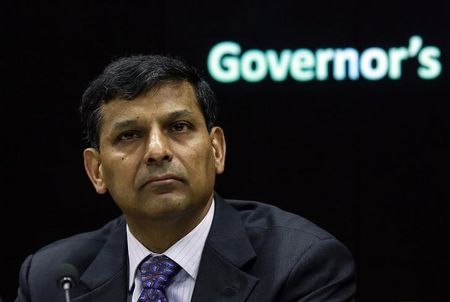 © Reuters. The Reserve Bank of India (RBI) Governor Raghuram Rajan listens to a question during a news conference after the bi-monthly monetary policy review in Mumbai