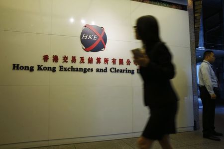 © Reuters. A staffer walks into the Hong Kong Stock Exchange