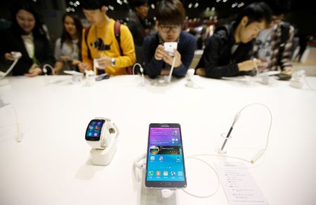 © Reuters. Visitors try out a Samsung Electronics' Galaxy Note 4 during the 2014 Korea Electronics Show in Goyang