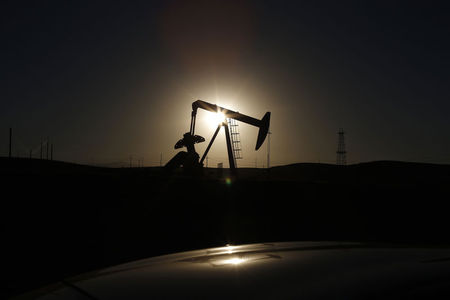 © Reuters. A pump jack is seen at sunrise near Bakersfield