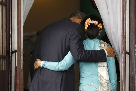 © Reuters. U.S. President Barack Obama puts his arm around opposition politician Aung San Suu Kyi after a joint press conference following their meeting at her residence in Yangon