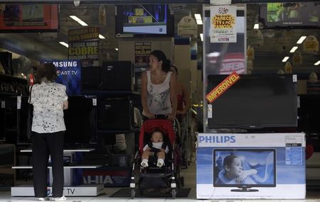 © Reuters. Pessoas em loja de eletrodomésticos no Rio de Janeiro