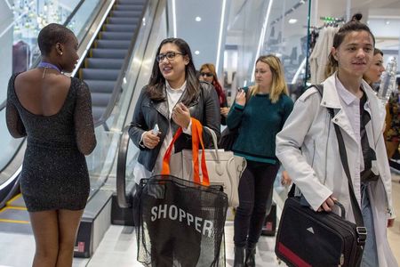 © Reuters. Customers shop during British clothing retailer Topshop's grand opening of the chain's New York flagship store